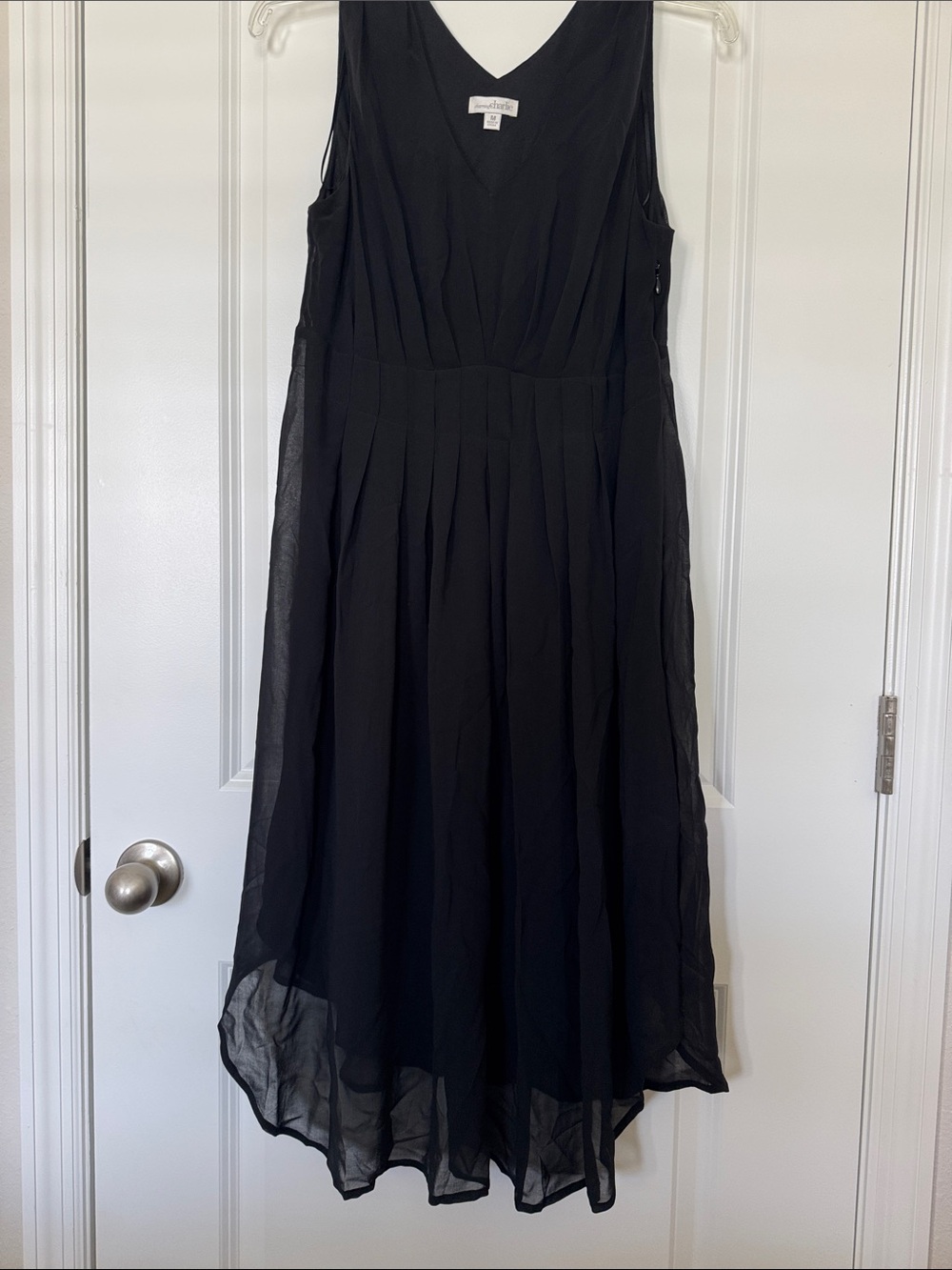 Charming Charlie Black Sleeveless V-Neck Pleated Midi Dress